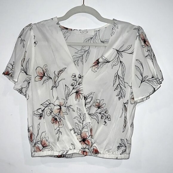 ASTR The Label White Floral Flutter Sleeve Deep V Crop Top Blouse Size XS - Picture 1 of 12